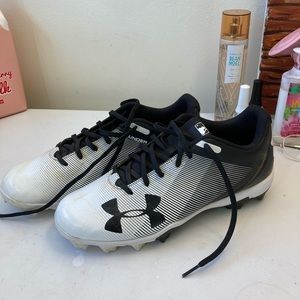 Boys Under Armour baseball cleats 🤍